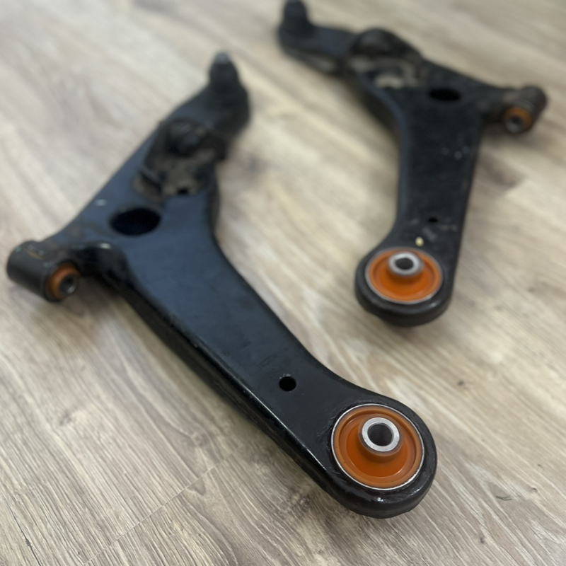 Передній нижній важіль Mitsubishi Lancer 2000-2009 Послуга з перепресування сайлентблоків (Сайлентблоки в ціну не входять)