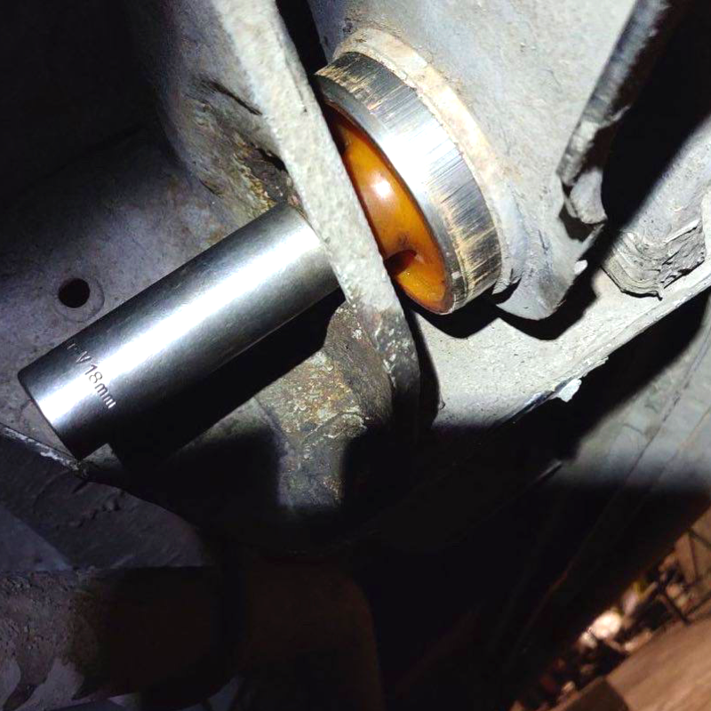 Задня балка Nissan Primastar 2002-2016 Послуга з перепресування сайлентблоків (Сайлентблоки в ціну не входять)