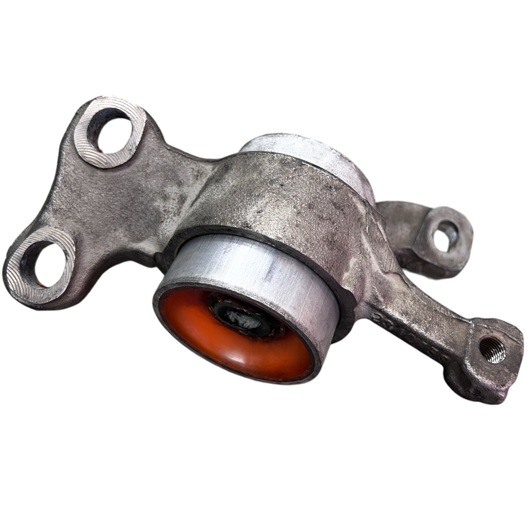 Поліуретановий сайлентблок переднього важеля задній Bmw F39 2017- лівий В КРОНШТЕЙНІ